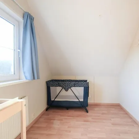 Vakantiehuis Pleasant Near Sea And *