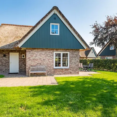 Vakantiehuis Pleasant Near Sea And *